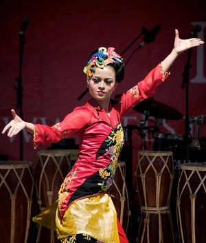 Jaipongan dancer