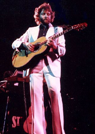 Dave Cousins on stage, 1975